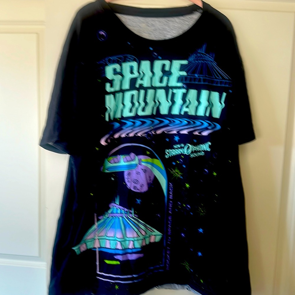 Disney parks space mountain t shirt mens xxl no rips stains. Black tshirt